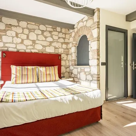 Апартаменты Delightful Flat Near Hadrians Gate